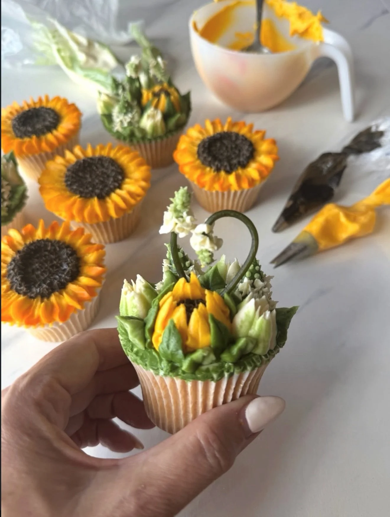 Who visited and or attended one of @the.cupcake.floristry Sunflower Cupcake Classes at the @kalbarsunflowers Festival recently? What an amazing experience you would have had..
Cupcakes and 📸 by @the.cupcake.floristry