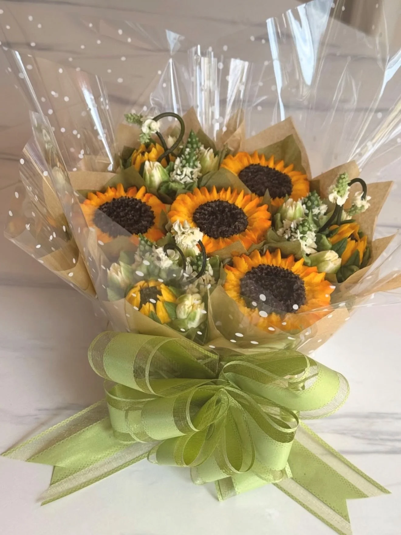 What&rsquo;s not to love with @the.cupcake.floristry Sunflower 🌻 Bouquet? What is your fave flower to pipe?
Cupcakes &amp; 📸 by @the.cupcake.floristry #cupcakeretreats #buttercreamartist #communityovercompetiton