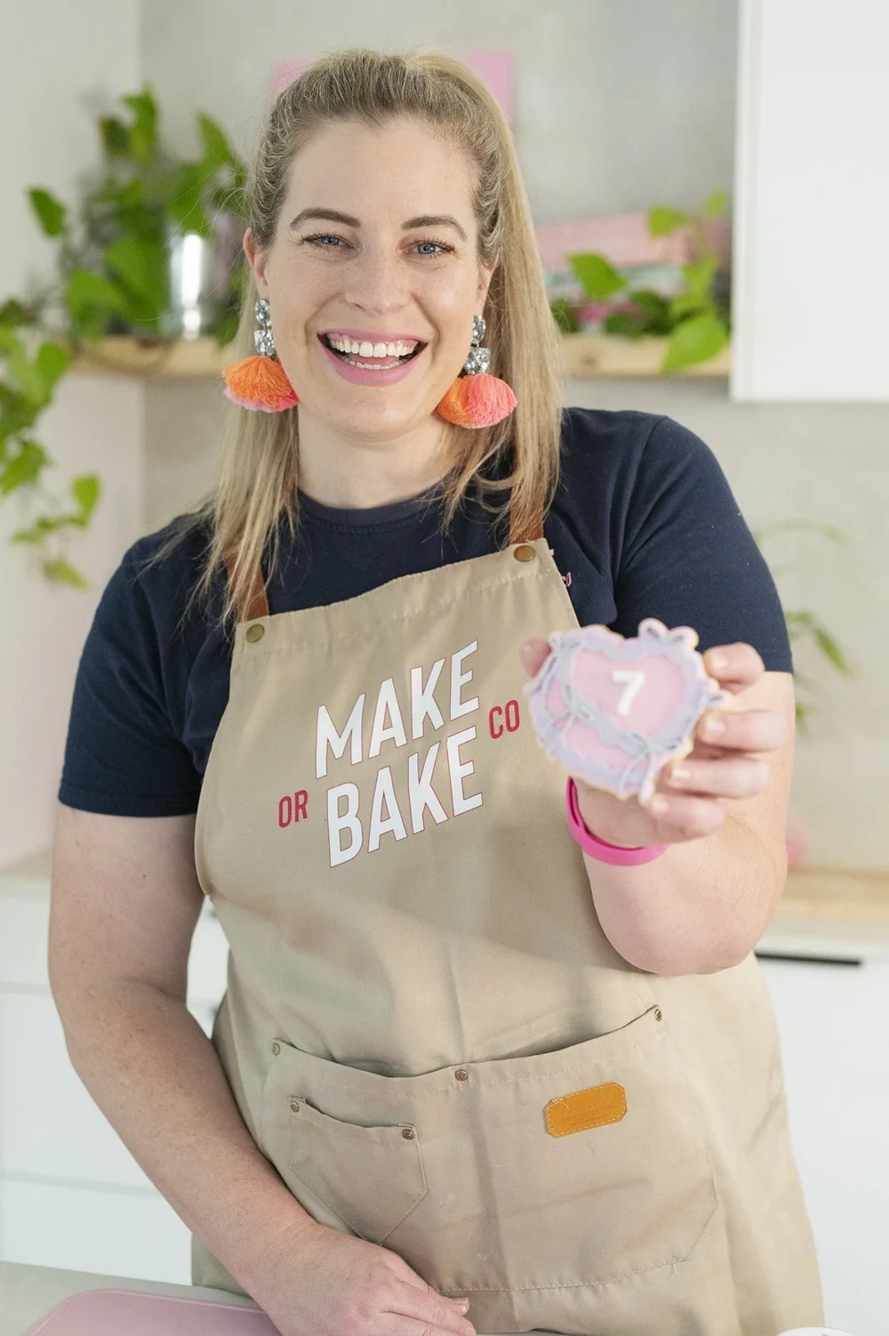 Kelsie from Make or Bake Co decorating a fondant cookie