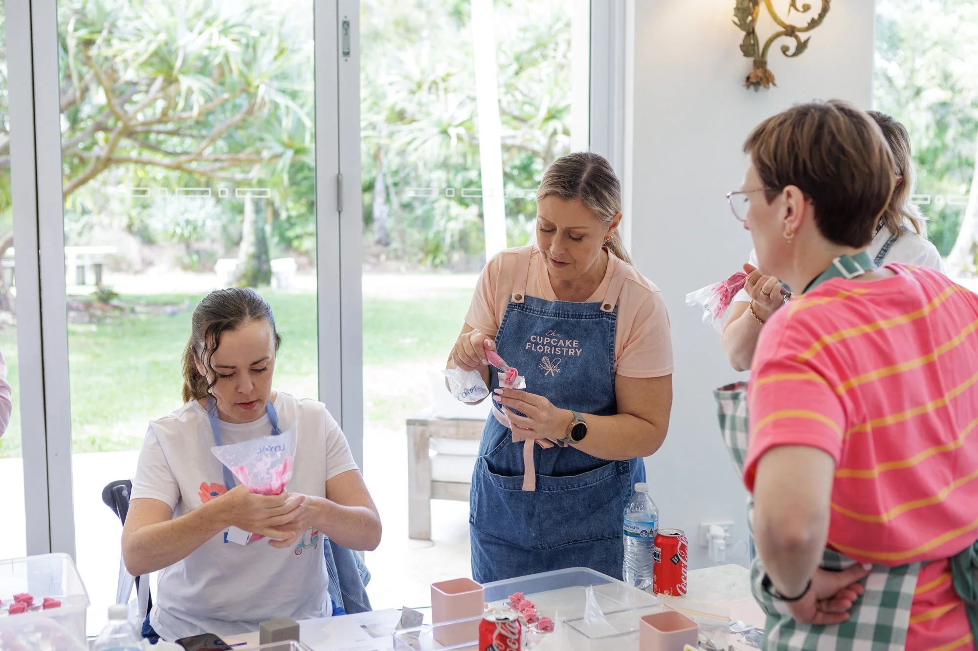 Simone teaching buttercream piping at the meloo Cupcake Retreat