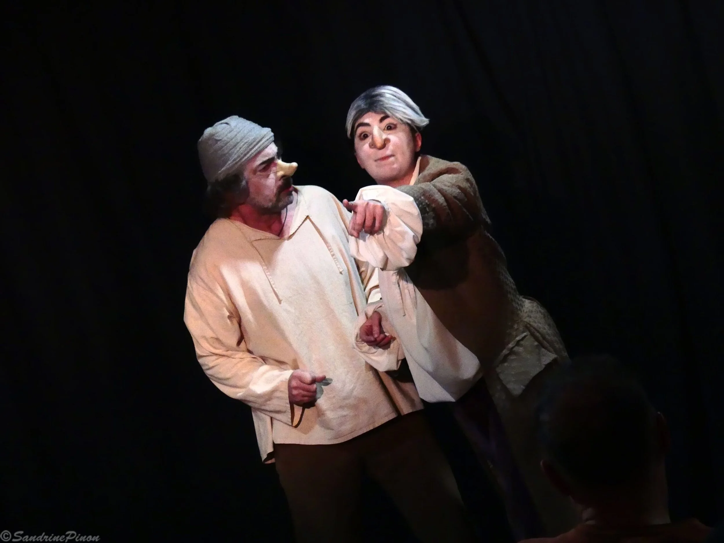 Artistes sur scène lors d’une soirée culturelle à La Reine de Cœur.