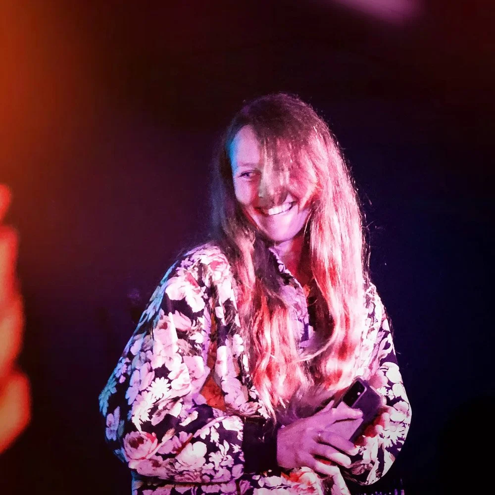 Une artiste performe un texte de slam sur scène lors d'une soirée BPM