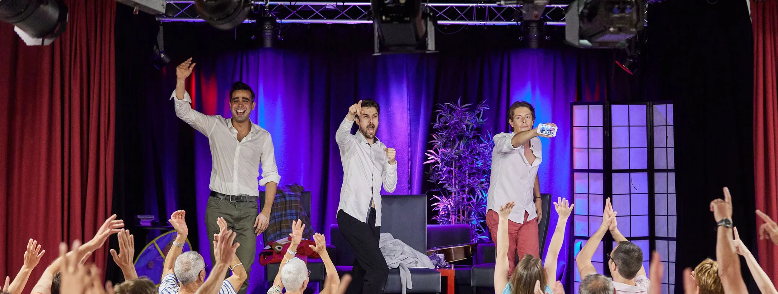 Scène de stand-up à la Comédie de Rennes avec des humoristes se produisant devant le public.