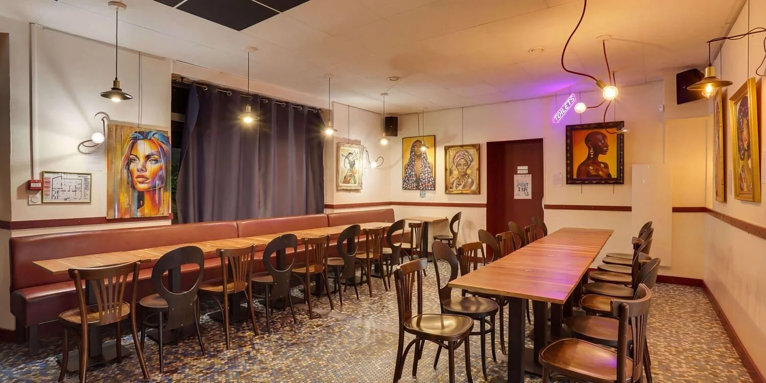 La salle de la Reine de Coeur à Rennes avec des tables pour des groupes