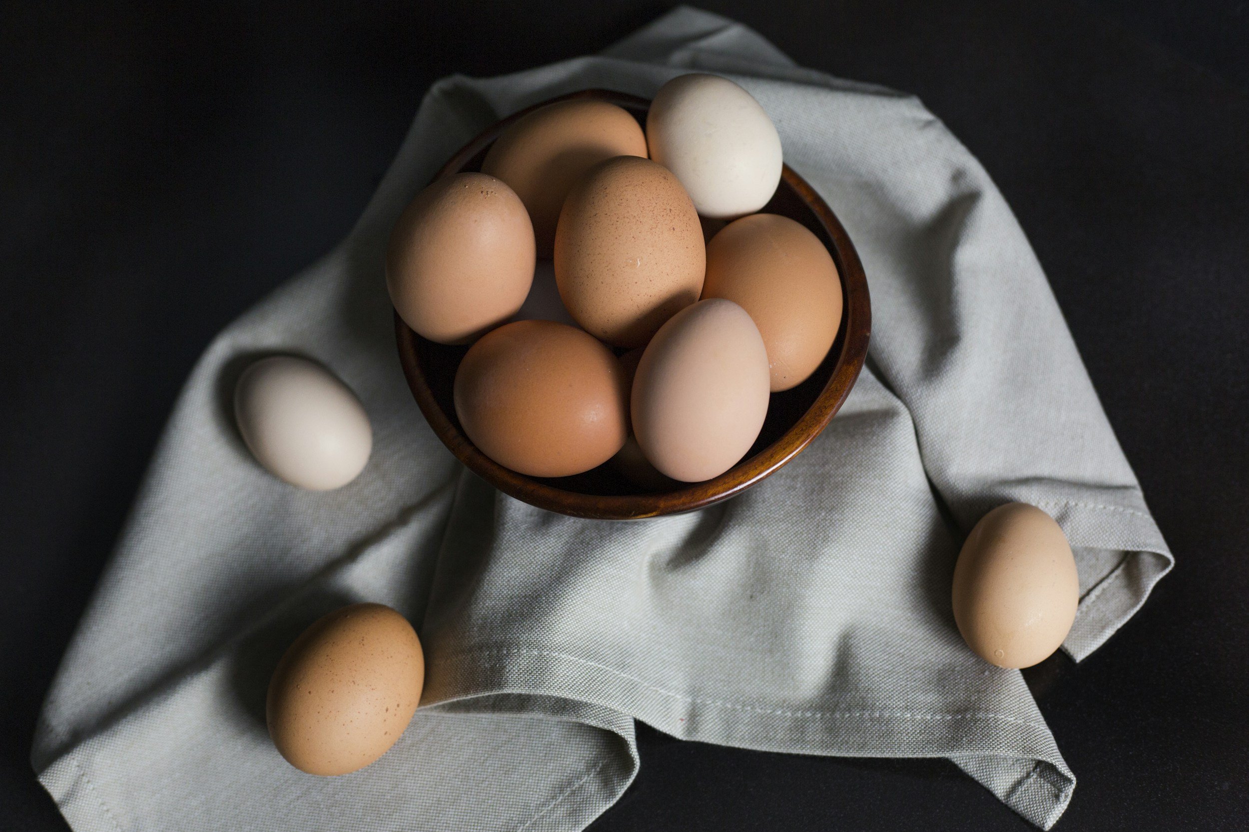 Un panier en bois rempli d'œufs de la Ferme de la Chuplinais