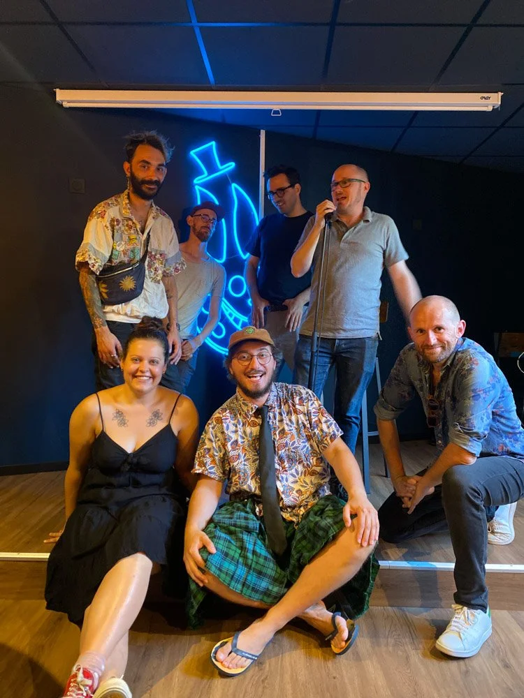 La troupe Oh Ça Va sur scène lors d’une soirée stand-up à La Reine de Cœur à Rennes.