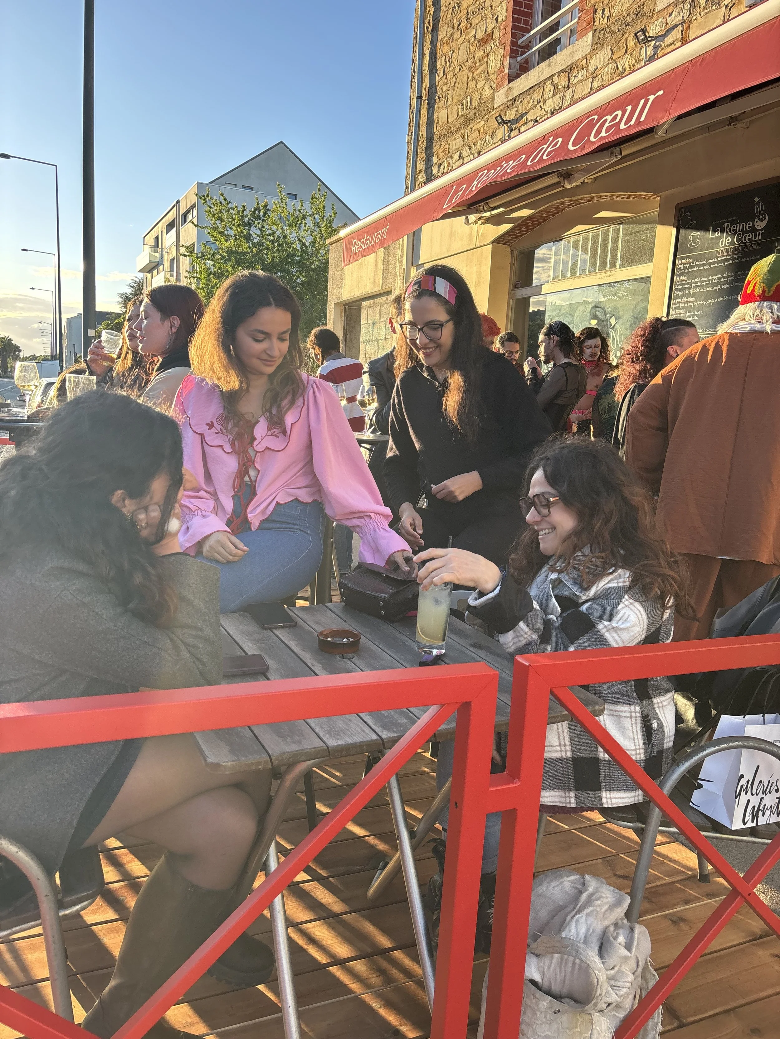 Bar la Reine de Coeur à Rennes, table avec groupe de filles qui prennent un verre.