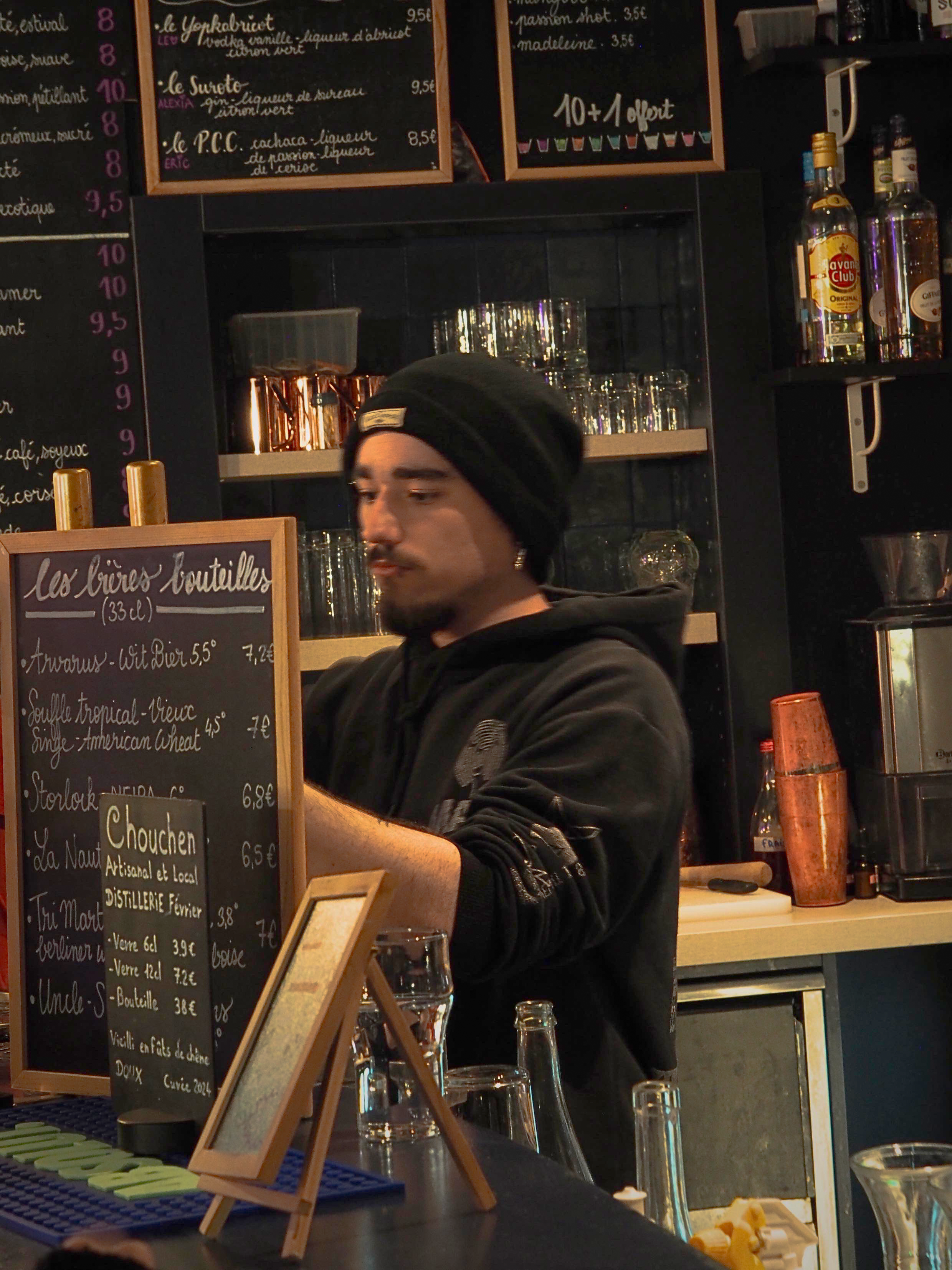 Portrait de Jules, responsable du bar et de l’ambiance du soir à La Reine de Cœur à Rennes.