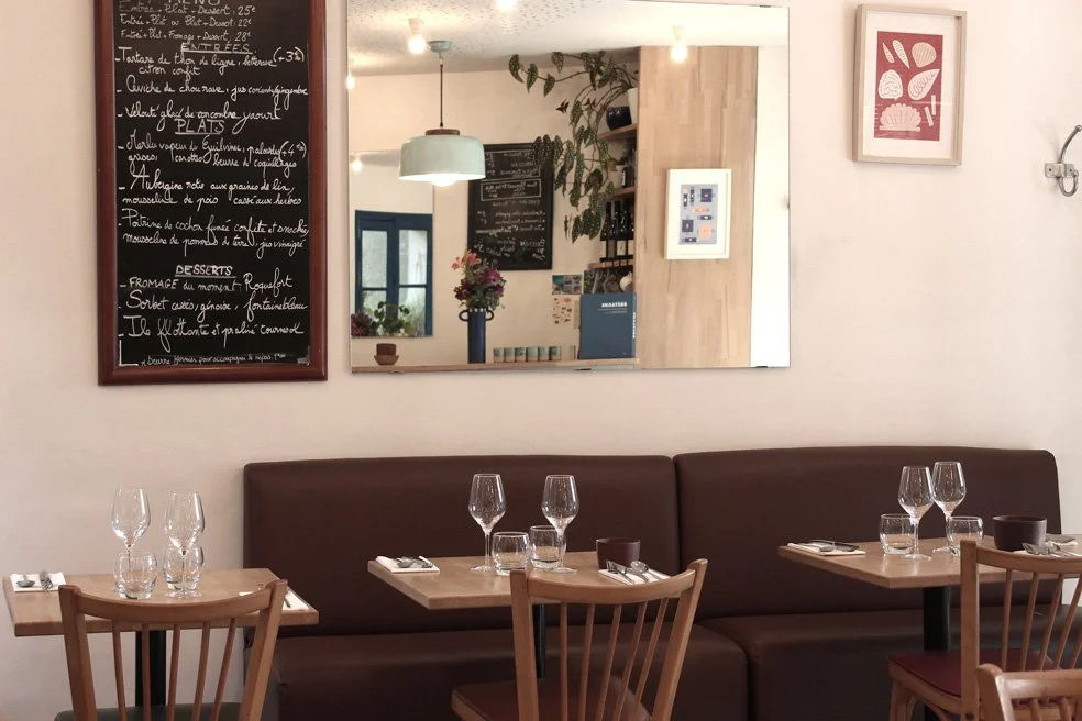 Intérieur du restaurant La Petite Ourse à Rennes, une table axée sur la saisonnalité et le végétal.