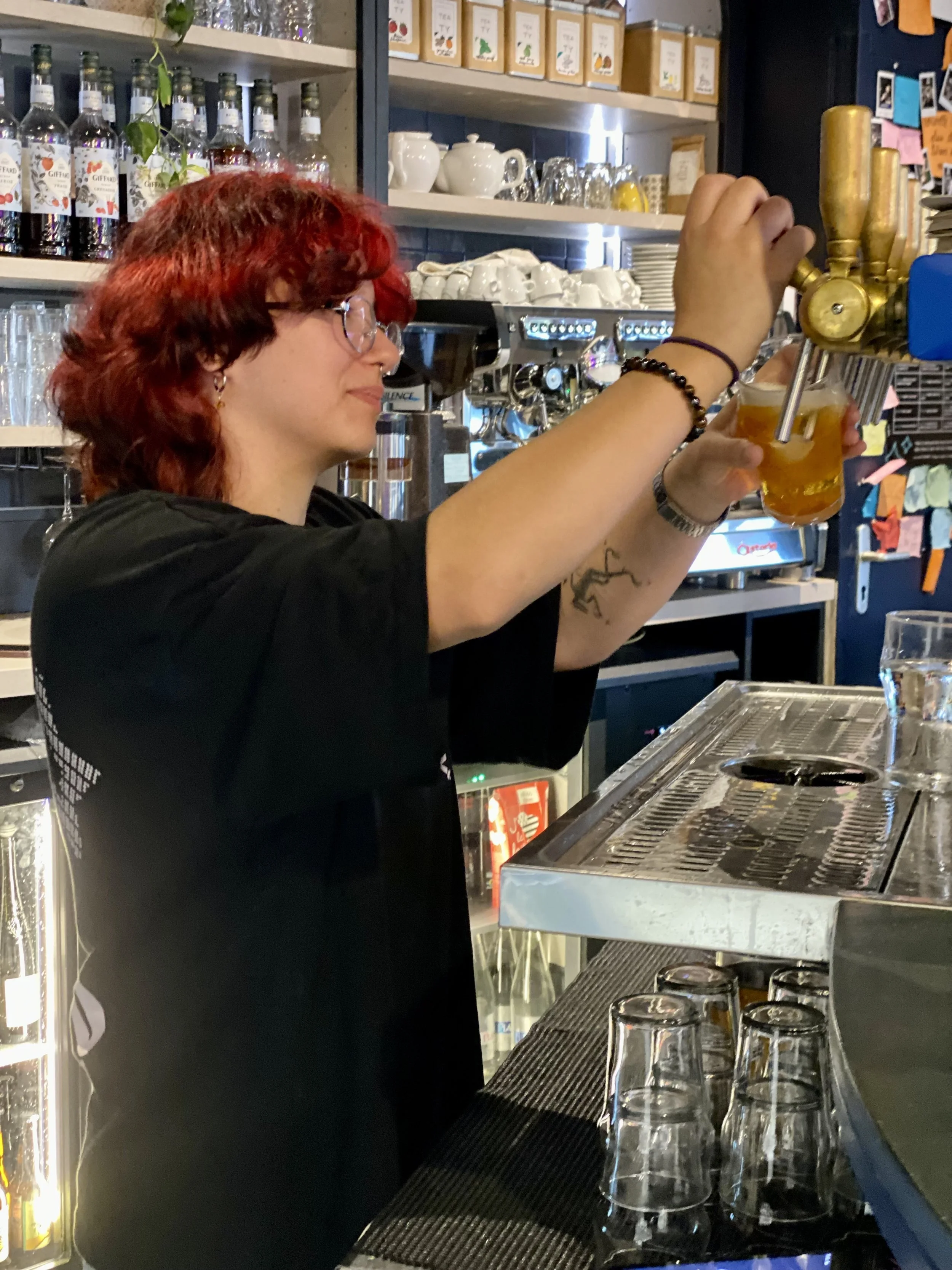 Portrait d'Alessia, apprenti au bar à La Reine de Cœur à Rennes.