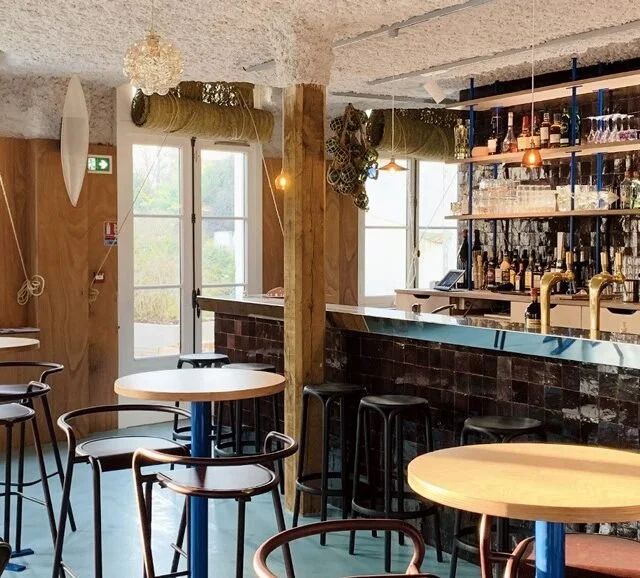 Intérieur du bar La Cavale à Rennes avec comptoir et tables, lieu pour partager des tapas et du vin entre amis.