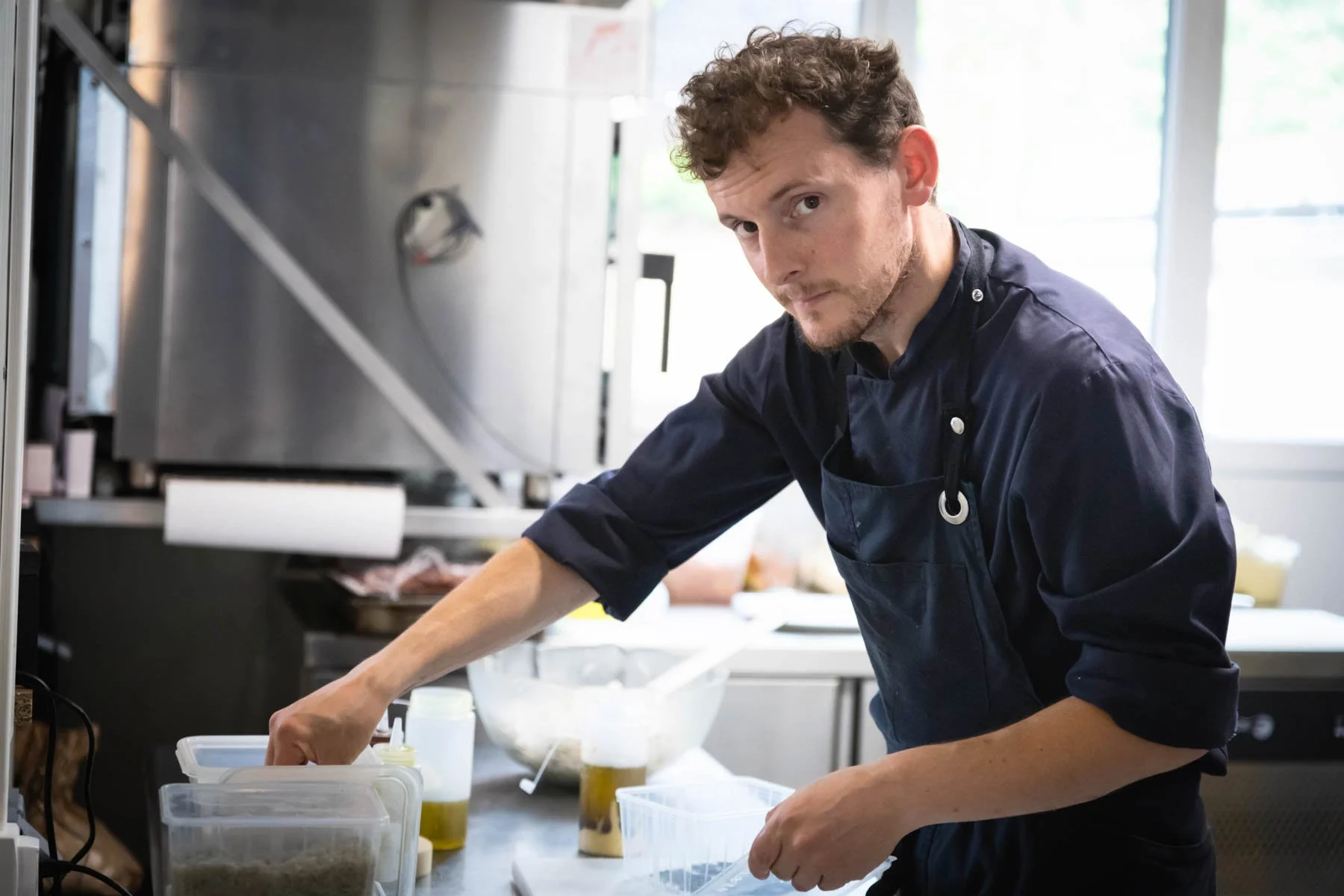 Portrait de Clément, chef en cuisine à La Reine de Cœur, restaurant bar culturel à Rennes.