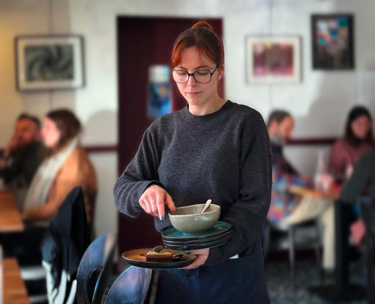 Portrait de Laura, membre de l’équipe en salle et au service à La Reine de Cœur
