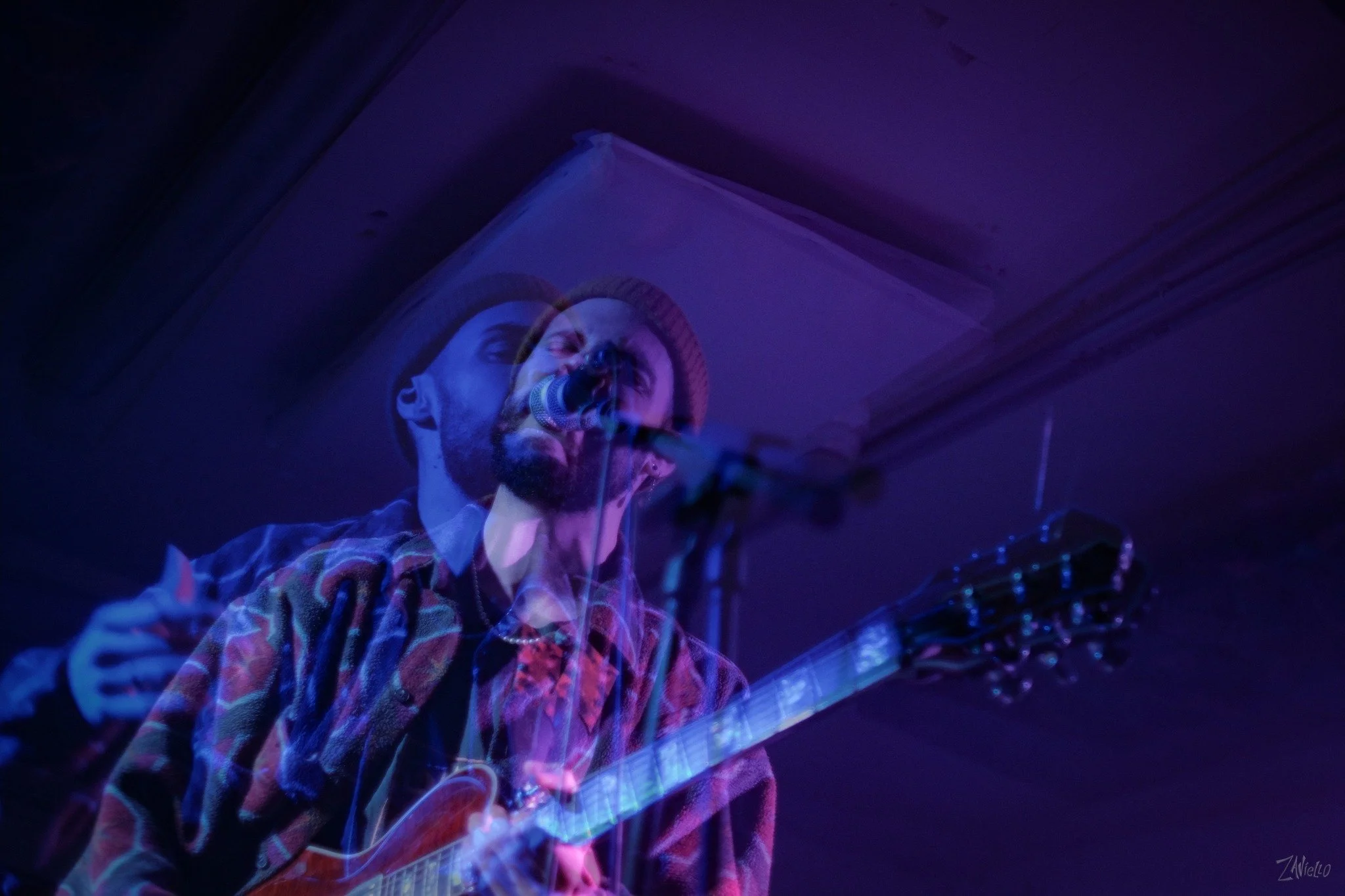 ADVA en live, entre rap alternatif, guitares saturées et basses lourdes, pour un concert sans filtre.