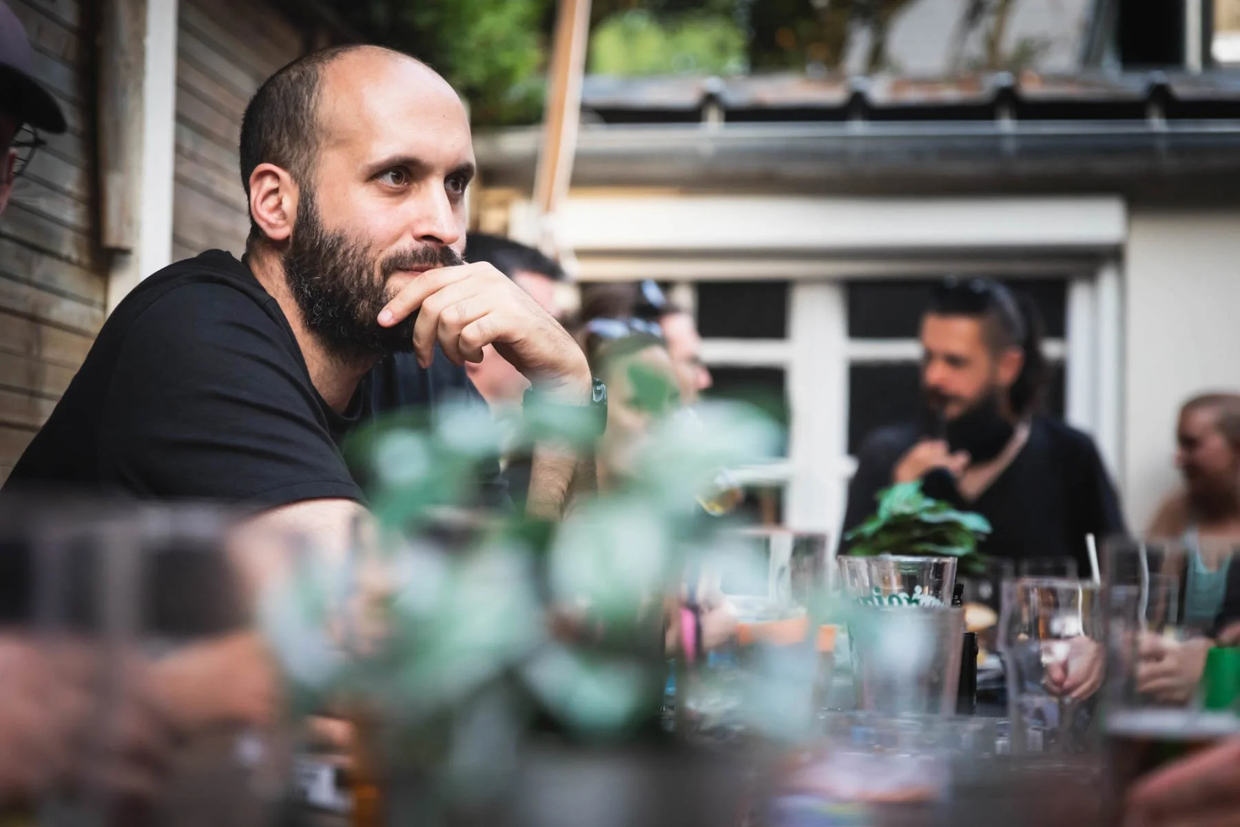 Moment de discussion à La Reine de Cœur à Rennes, un lieu chaleureux favorisant les échanges et les rencontres.