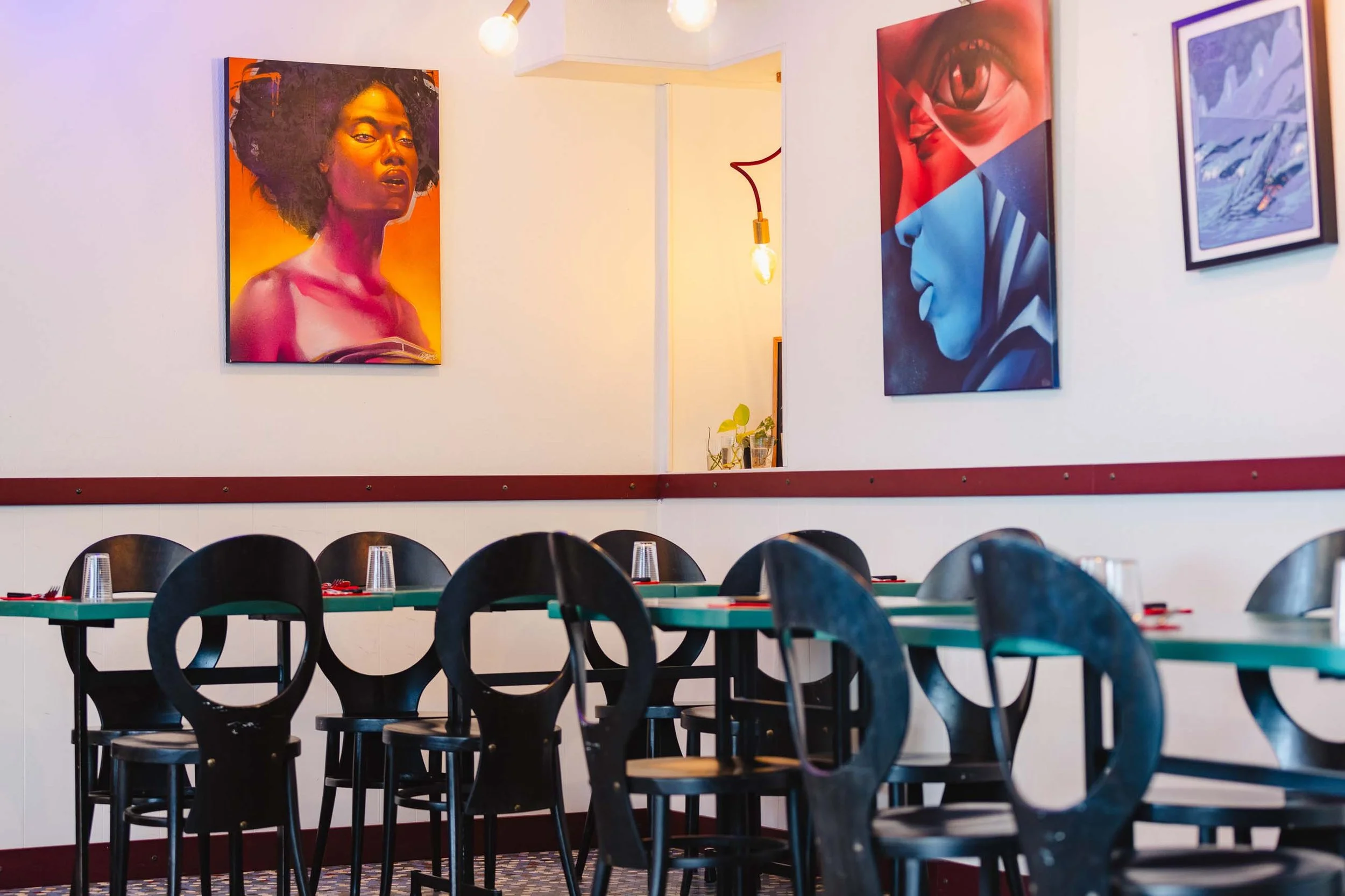 Espace intérieur de La Reine de Cœur à Rennes, adapté à l’accueil d’événements et de groupes.