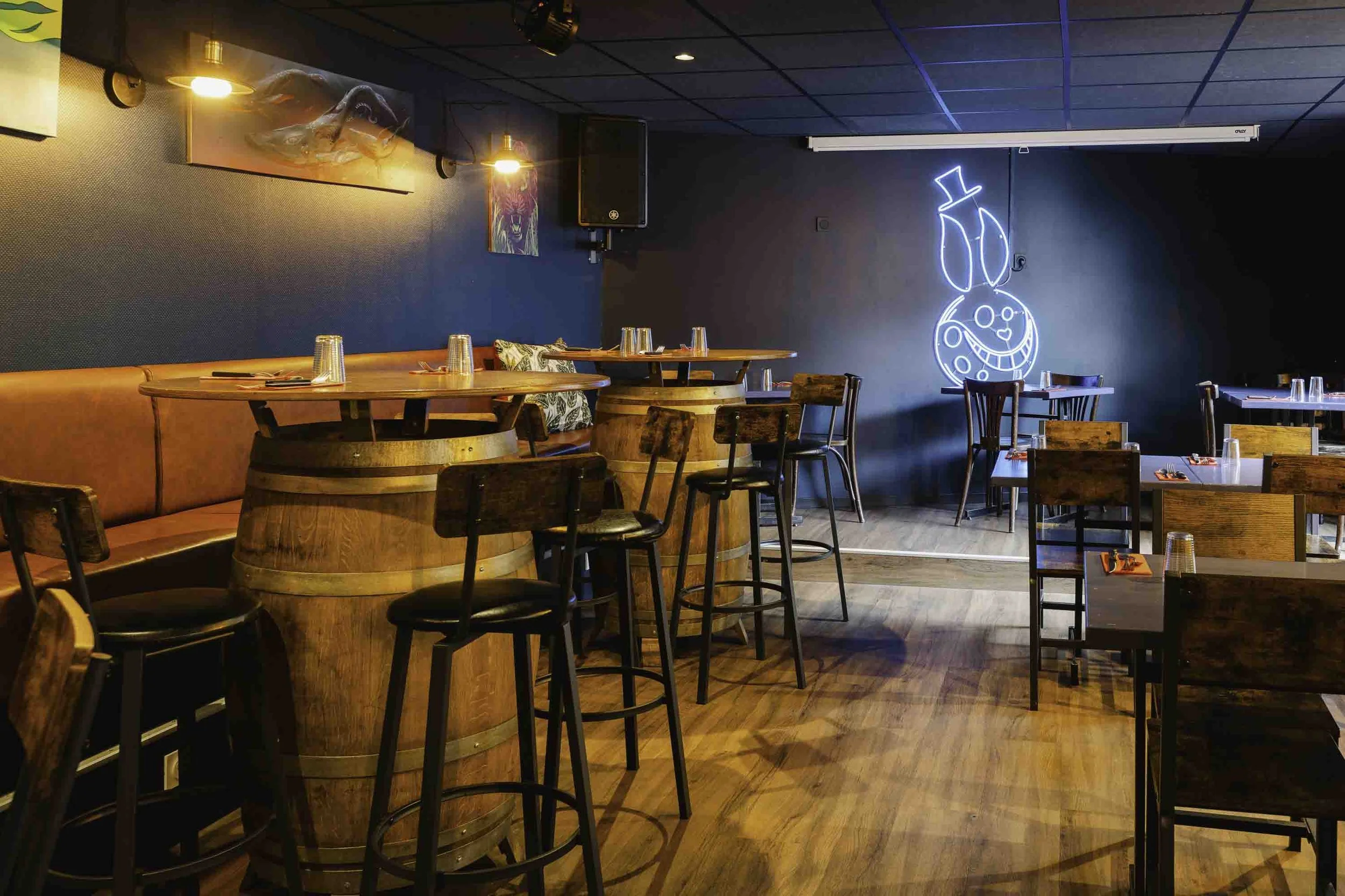 Salle du restaurant La Reine de Cœur à Rennes, lieu chaleureux dédié à une cuisine locale et accessible.