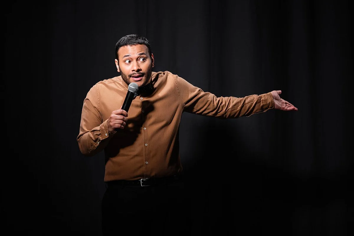 Humoriste se produisant sur scène lors d’un spectacle de stand-up.