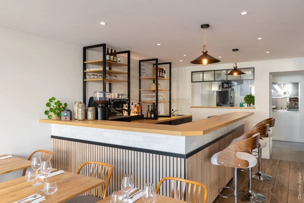 Intérieur du restaurant La Récolte à Rennes avec bar central