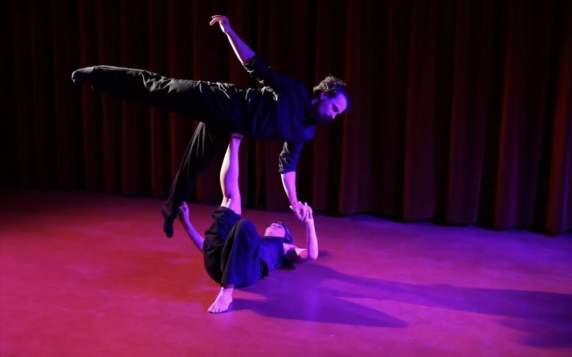 Comédien.ne.s en mouvement lors du spectacle (E) MOVERE à Rennes