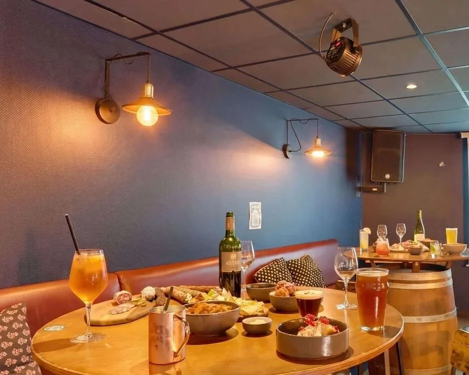 Table avec formules tapas à la Reine de Cœur à Rennes