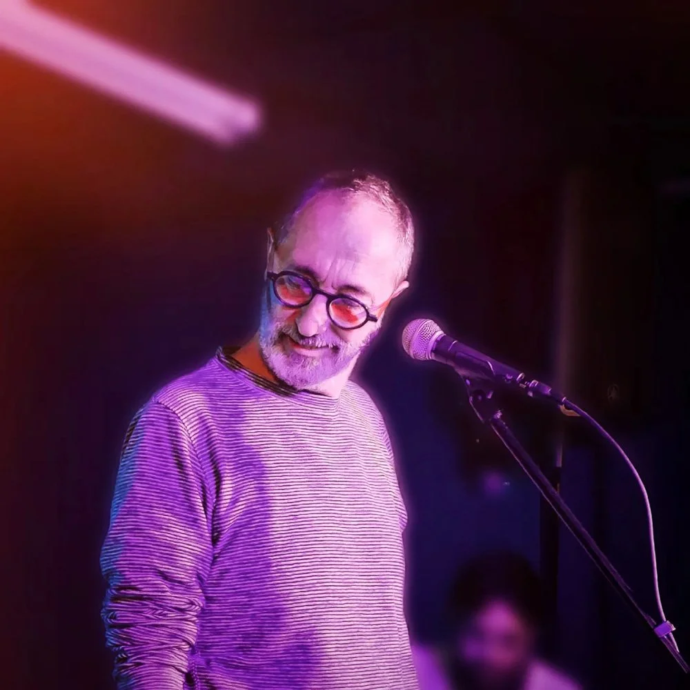 Artiste sur scène lors d’un événement culturel au restaurant La Reine de Cœur à Rennes