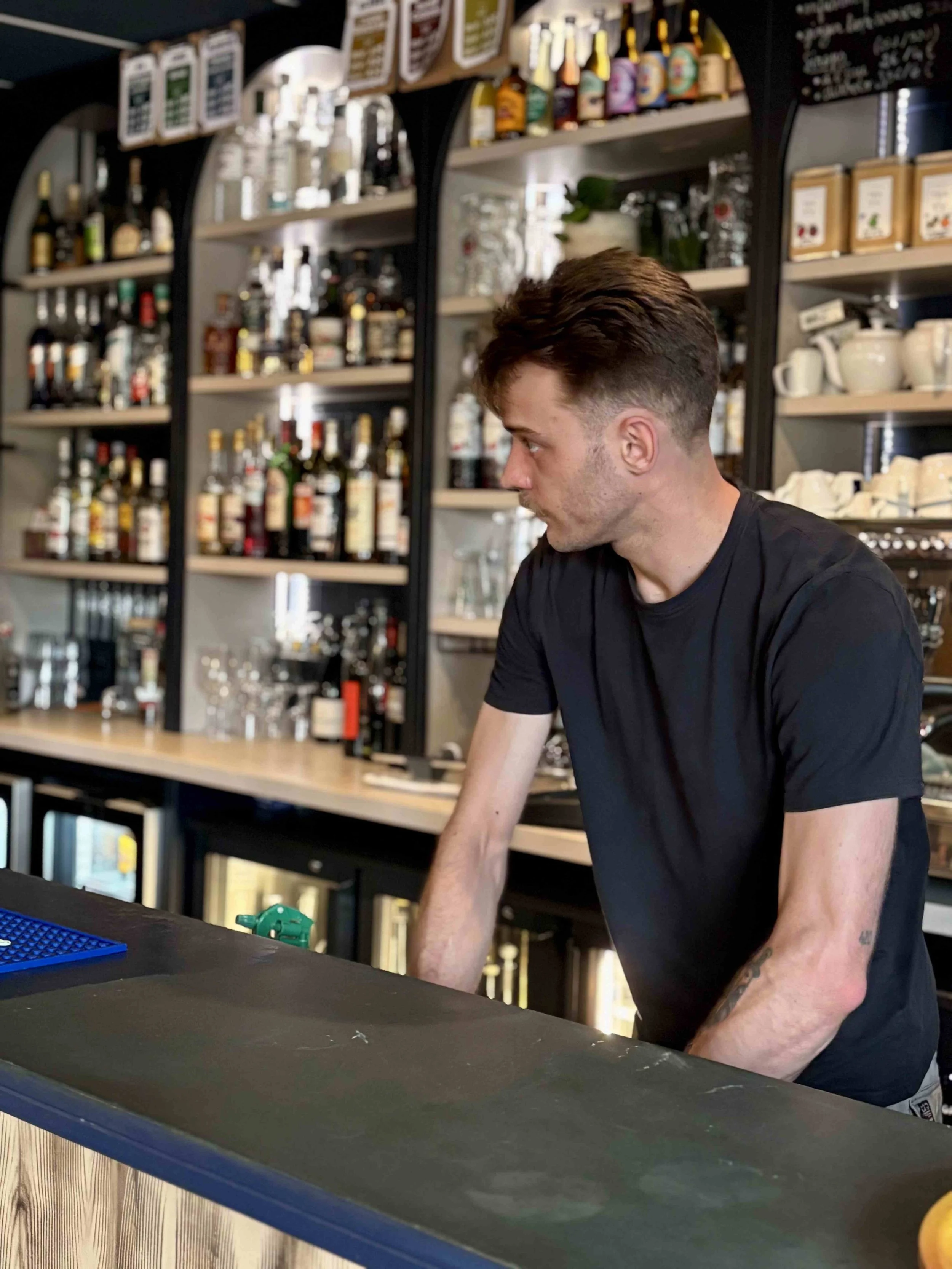 Portrait de Grégoire, responsable du bar et de l’ambiance du soir à La Reine de Cœur à Rennes.