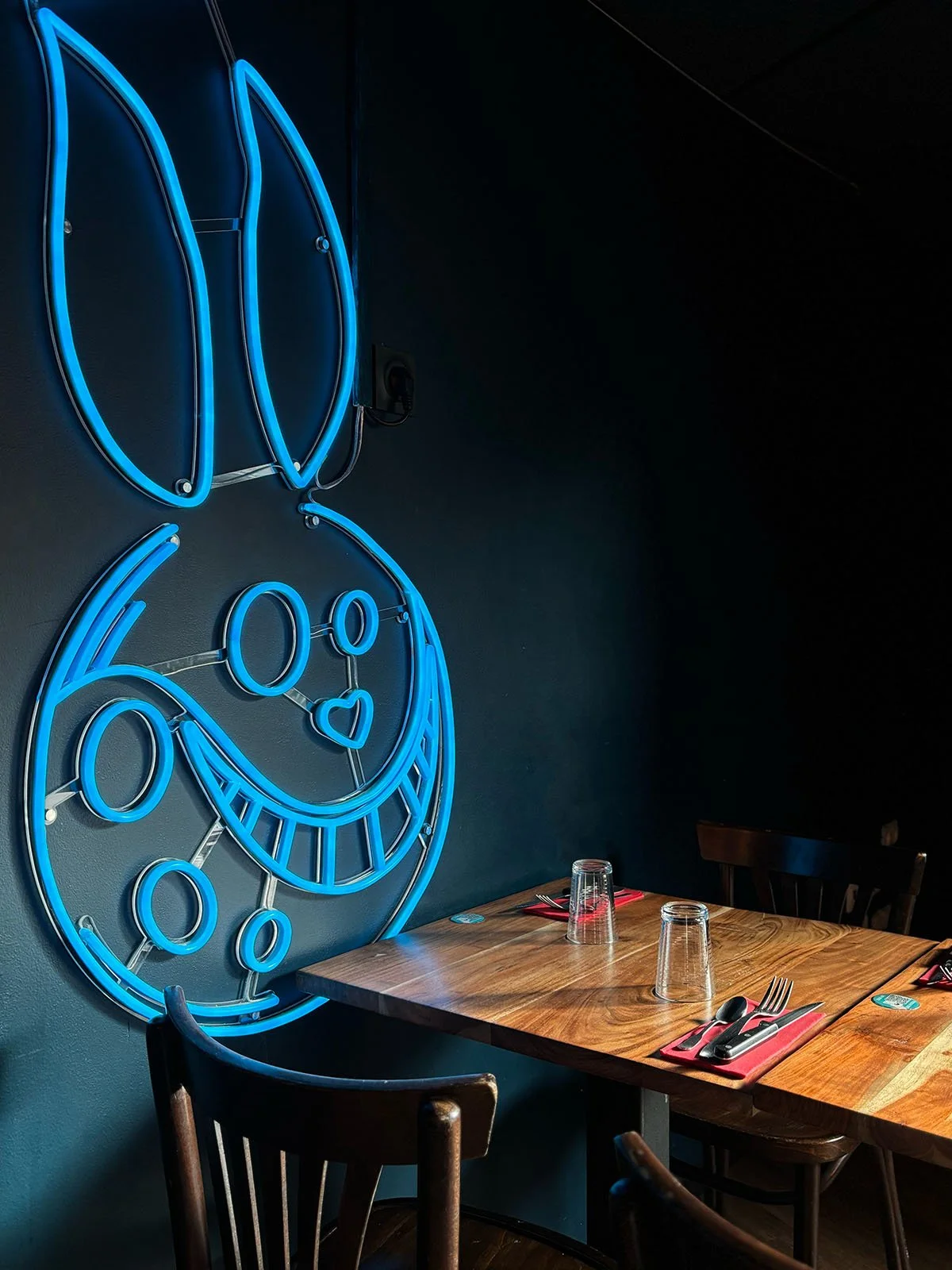 Intérieur de La Reine de Cœur à Rennes, un lieu convivial pensé pour partager des moments simples et chaleureux.