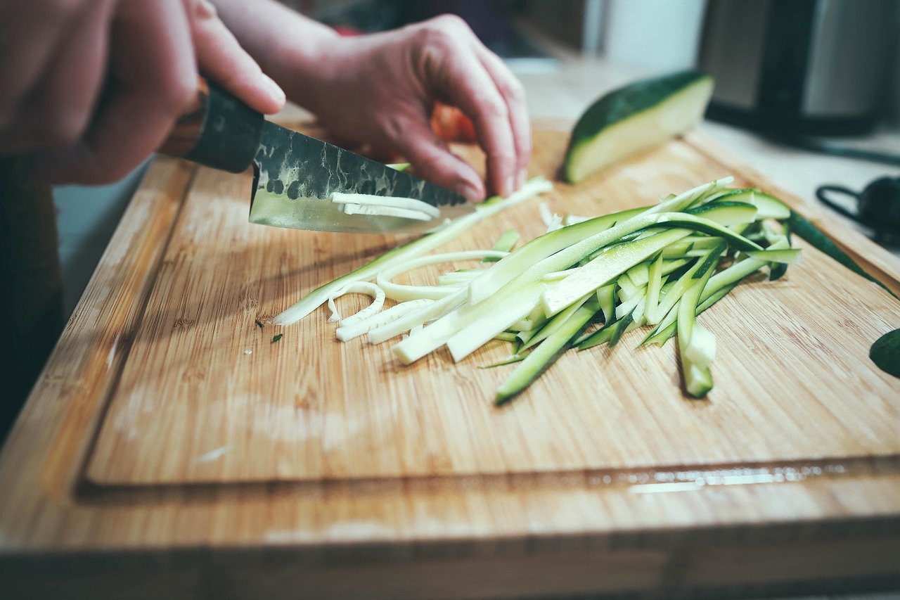 Découpe de légumes en cuisine pour illustrer la réduction du gaspillage alimentaire au restaurant La Reine de Cœur à Rennes.
