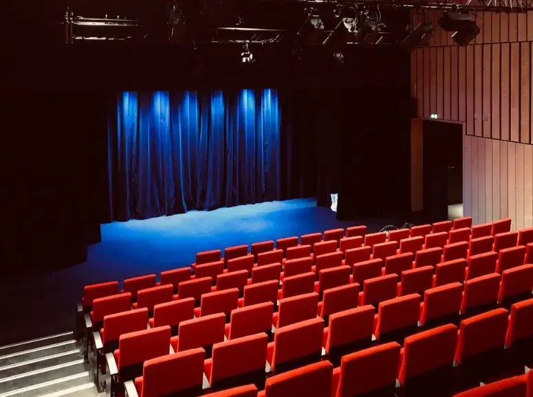 Salle du Bacchus à Rennes, café-théâtre proposant des spectacles d’humour et des formats proches du stand-up.