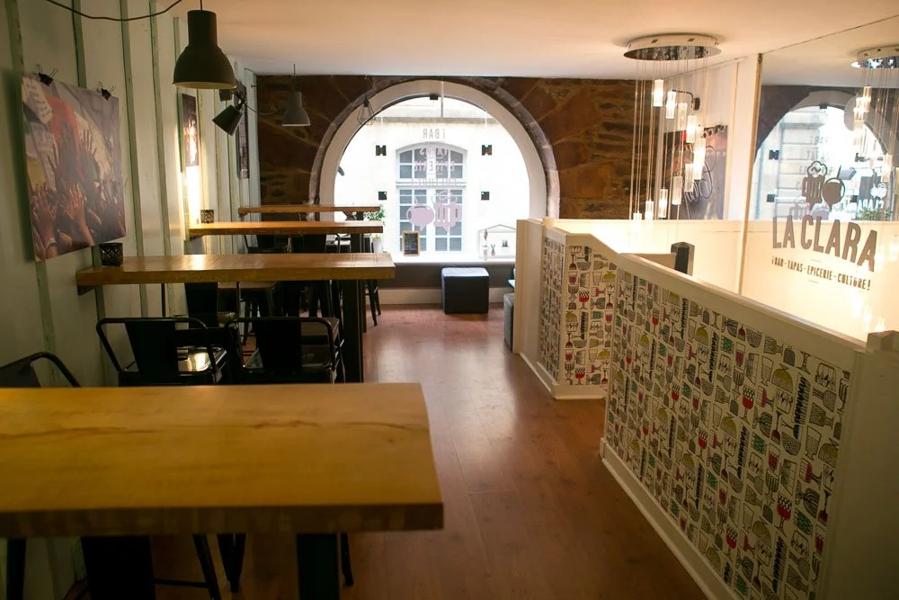Salle du restaurant La Clara à Rennes, espace pour partager des assiettes à plusieurs