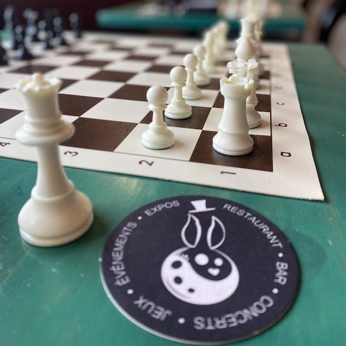 Des joueurs d'échecs viennent s'affronter régulièrement à la Reine de Cœur