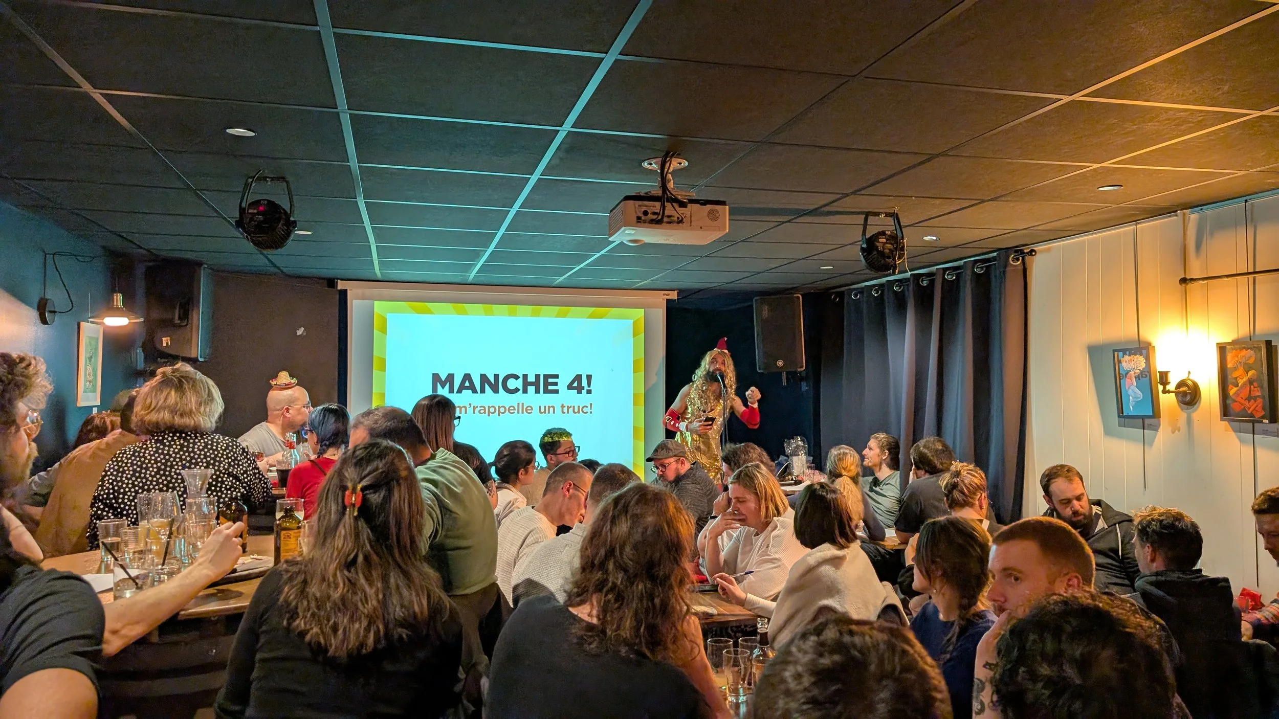 Groupe d'amis enthousiastes participant à un blind test musical dans un bar animé de Rennes.