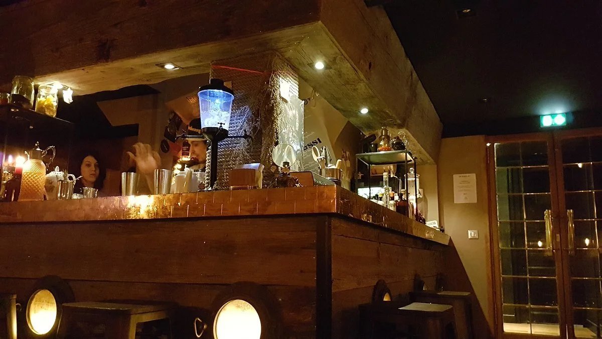Intérieur du Speakeasy Bar à Rennes, bar à cocktails