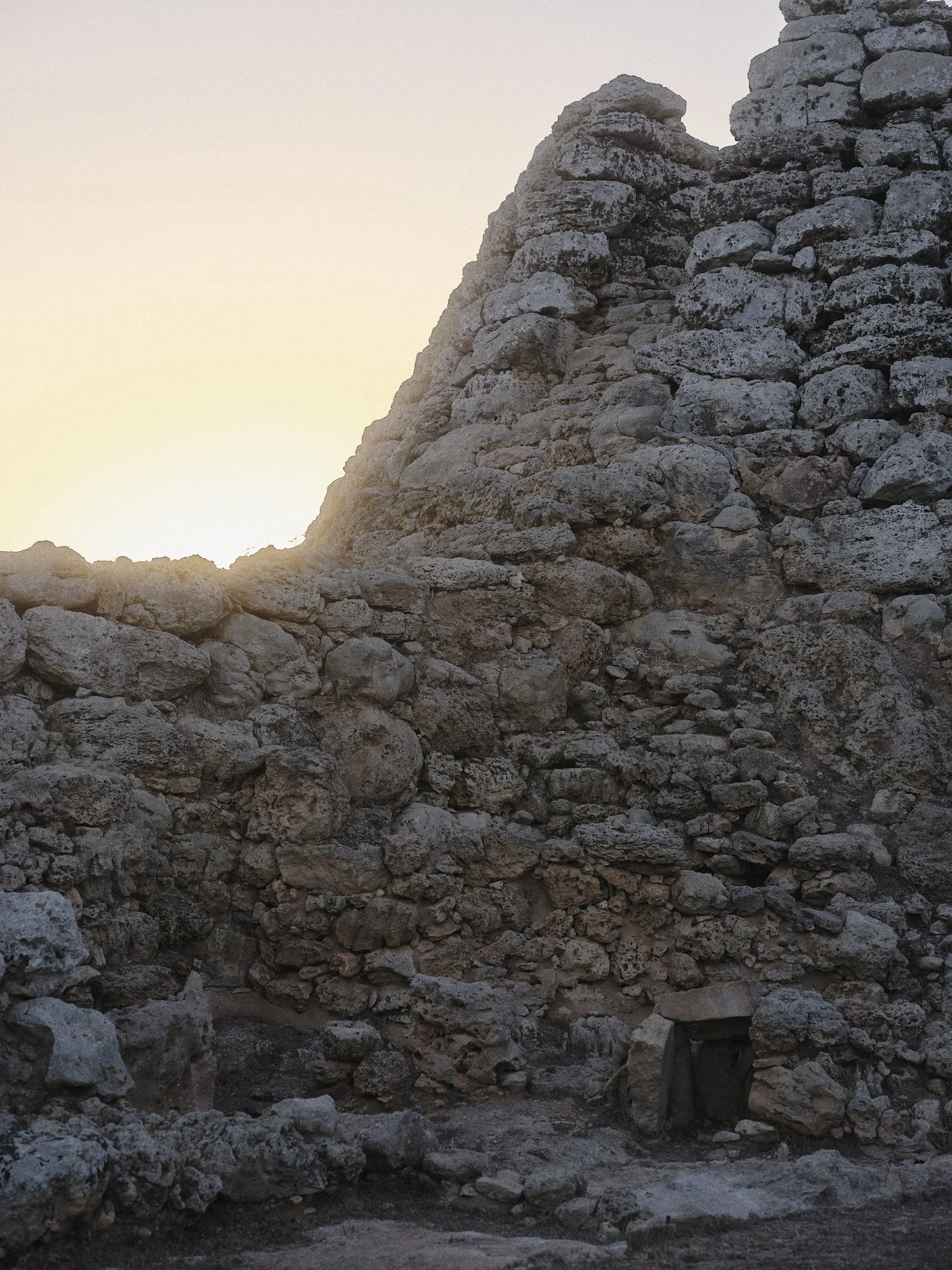 Restos de una antigua estructura de piedra en un sitio arqueológico.