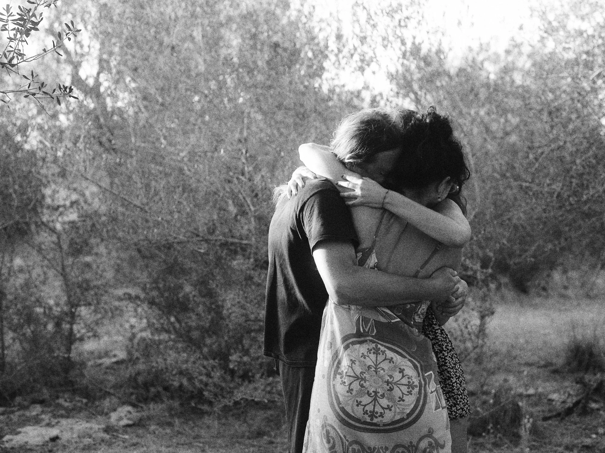 Dos personas abrazándose en un entorno natural
