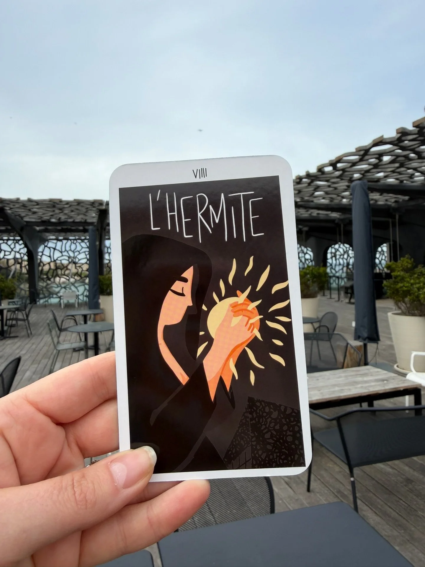 Tu reconnais ces lieux marseillais ? 
C&rsquo;est exactement ce qui m&rsquo;a inspir&eacute; &agrave; cr&eacute;er mon Tarot de Marseille qui sent VRAIMENT le Sud. 

Un objet &agrave; la fronti&egrave;re entre jeu et guidance, port&eacute; par des co