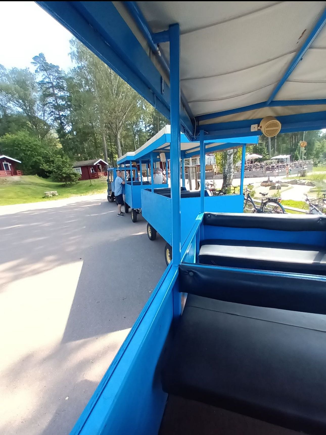 Alla har vi olika sätt att ta oss till jobbet på 🥰
Sommarhälsningar från Oskar som åker leksakståg 30 min till jobbet
🚂
#sommarjobb #hyrsjuksköterska #vårdbemanning #gladsommar