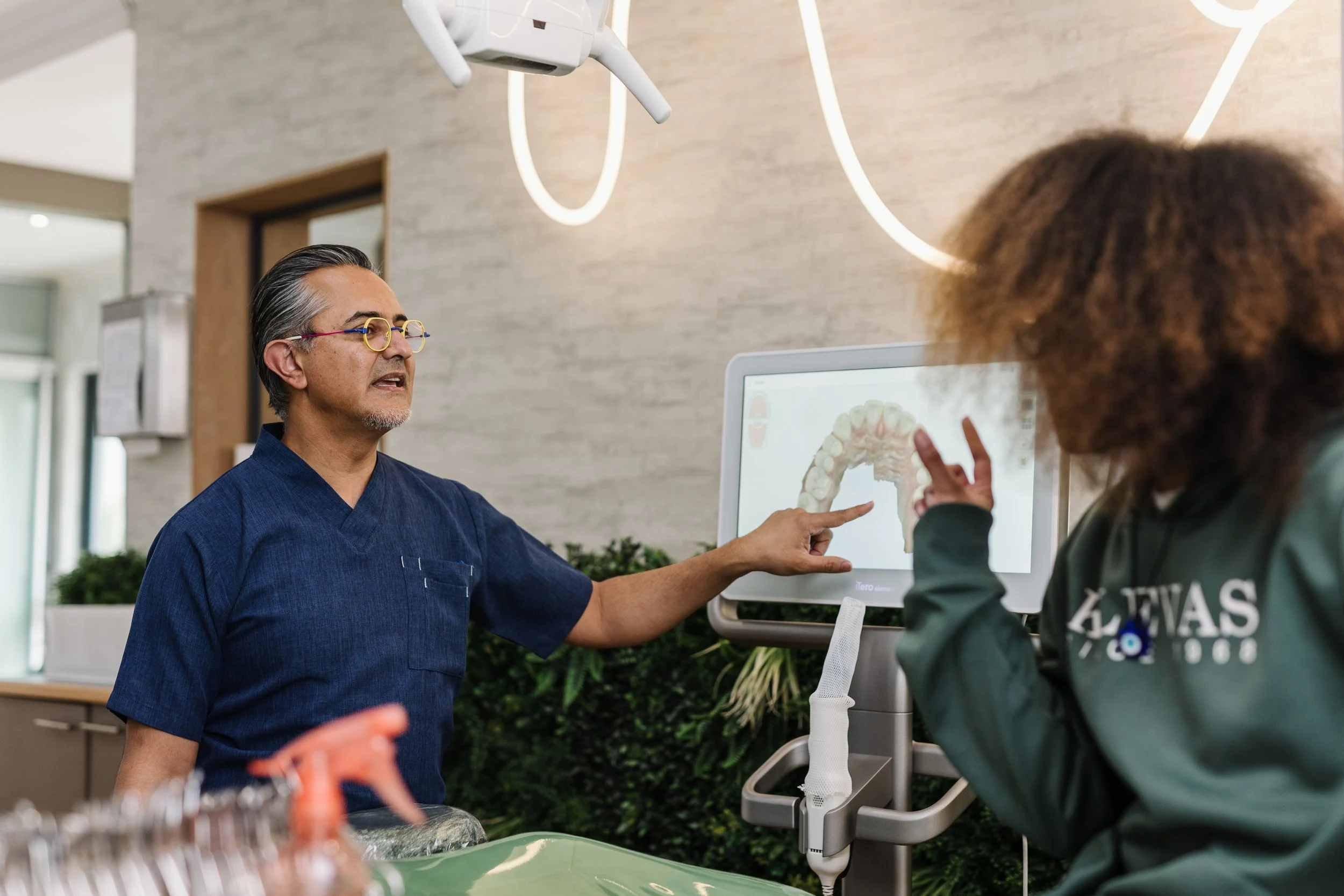 Dr Muhammed Kaka explaining a 3D scan to a patient