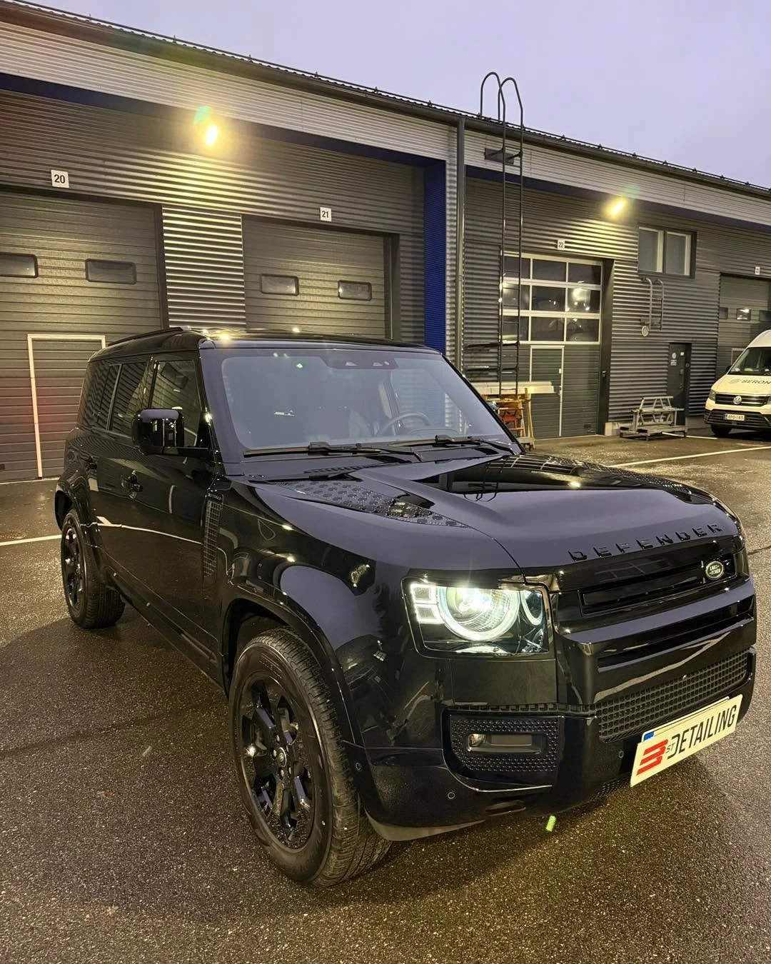 T&auml;llainen m&ouml;rk&ouml; p&auml;&auml;stiin viel&auml; pinnoittamaan syys-alessa! Defenderiin tuli 2-vaiheinen kiillotus, keraaminen pinnoite 3-vuoden takuulla ja onhan lopputulos kerrassaan s&auml;ken&ouml;iv&auml;💎

Nyt asiakkaamme p&auml;&a