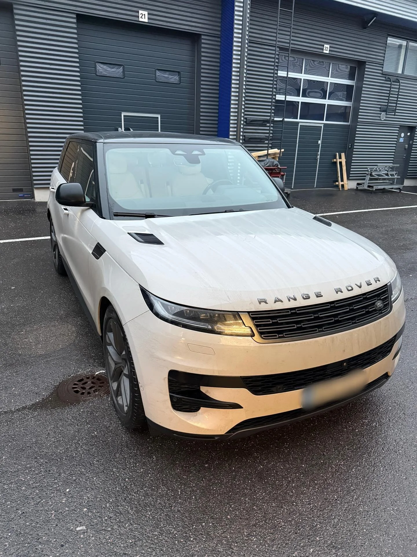 Keraaminen pinnoitus Range Rover Sporttiin💎🧊🤩
T&auml;m&auml; Range Rover Sport k&auml;siteltiin alusta loppuun huolellisesti, jotta lopputulos on sek&auml; n&auml;ytt&auml;v&auml; ett&auml; pitk&auml;ik&auml;inen.

Alkuun koko auto pestiin peruste