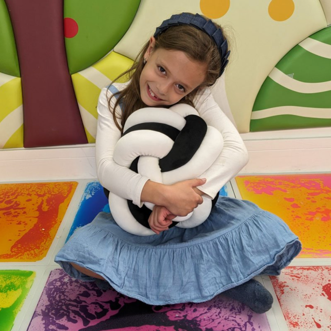 HAPPY HOPPERZ SENSORY KIDZ KNOT PILLOW SENSORY BLACK & WHITE5.png