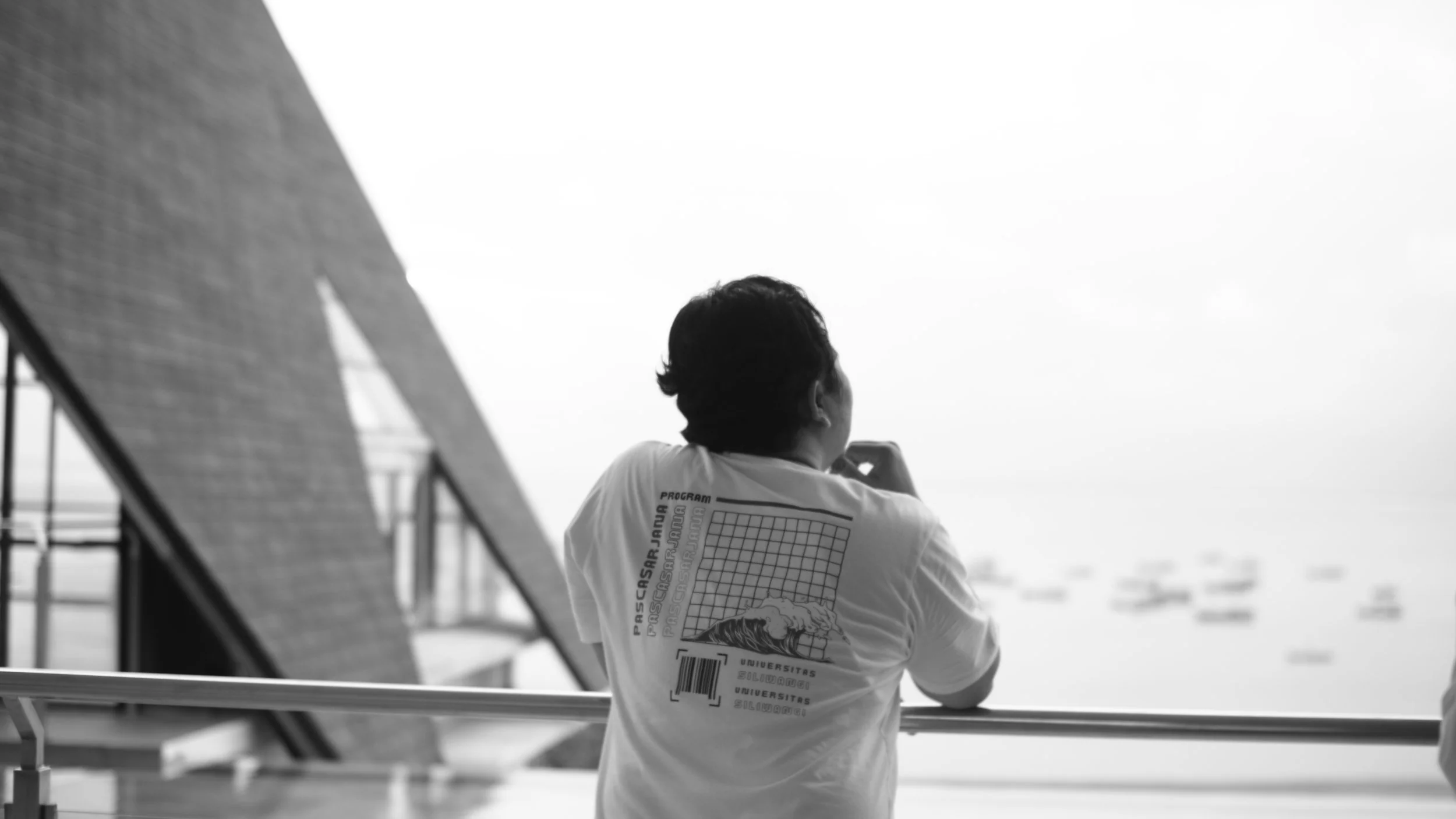 Memandang pemandangan laut pangandaran yang indah di sore hari