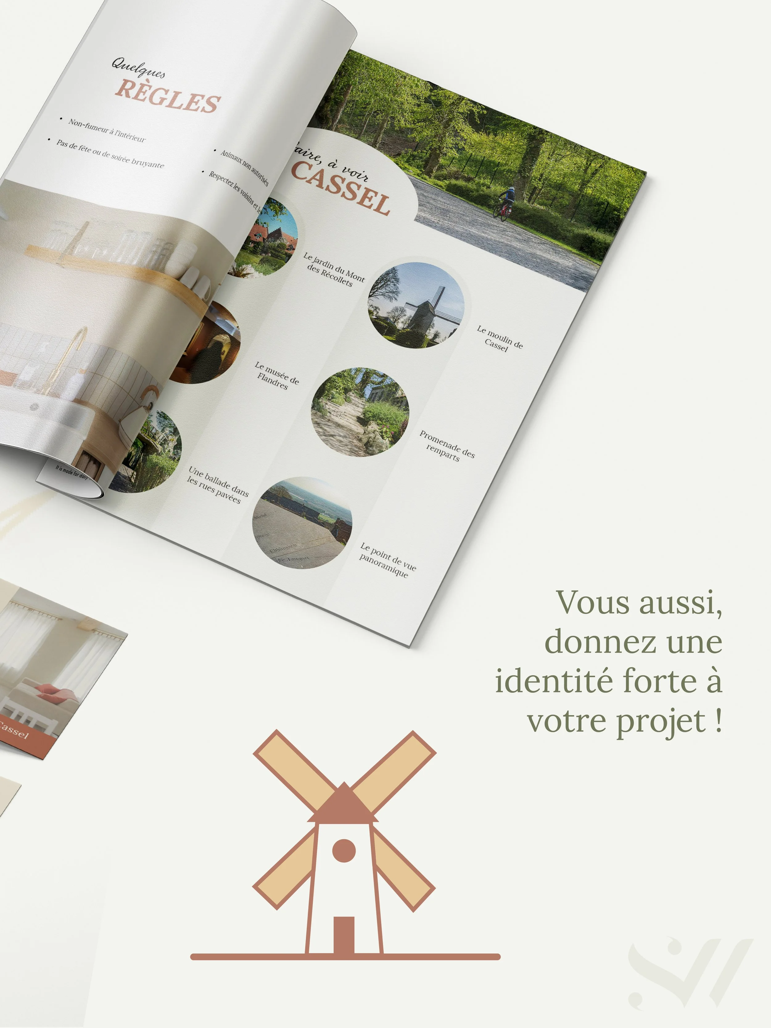 Page de brochure présentant des règles pour visiter Cassel, avec des images de sites locaux, un moulin, un jardin et un musée, ainsi qu'un dessin de moulin à vent stylisé au centre.