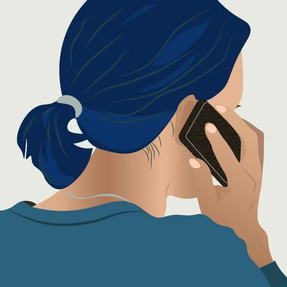 Une personne avec des cheveux attachés parlant au téléphone portable.