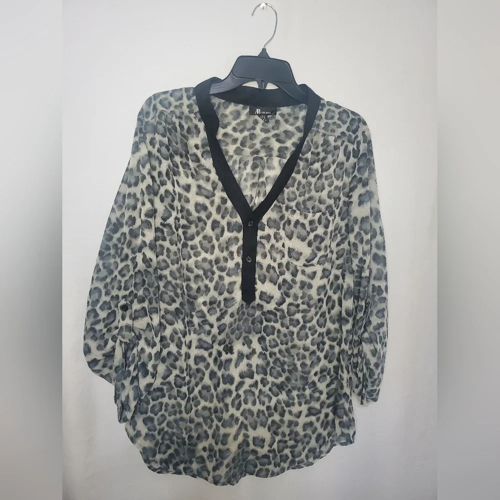 Pre-Owned Women’s Ab Studio Gray Leopard Print Long Sleeve Button Down Blouse Size XL