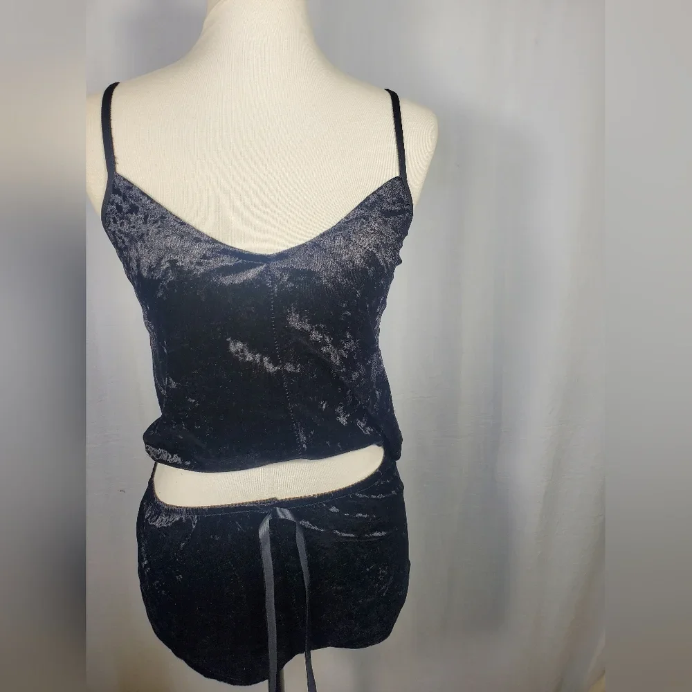 Pre-Owned Women’s Black Velvet Night Intimates Camisole & Shorts Set Size Small
