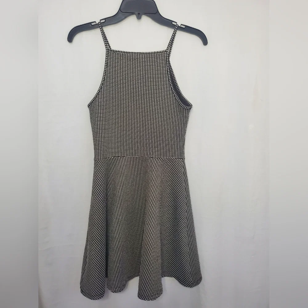 Pre-Owned Women’s Divided Black and White Knee Length Dress Size 6