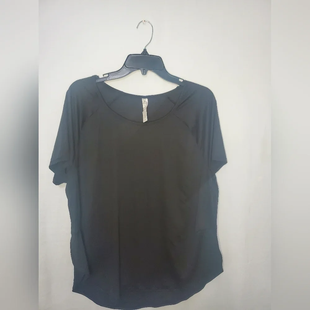 NWOT Women’s Black Short Sleeve Active Shirt Size XL