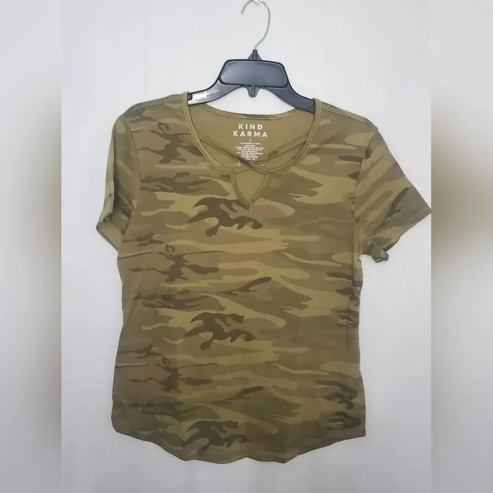 Pre-Owned Green Camo Women’s Short Sleeve Shirt Size Large